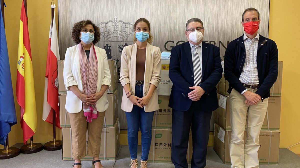 Delegación Gobierno entrega mascarillas a Cruz Roja.