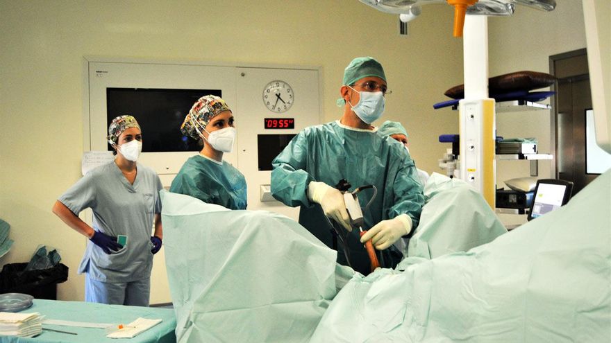El especialista en Urología, Miguel Ángel Alonso Prieto, durante la intervención.