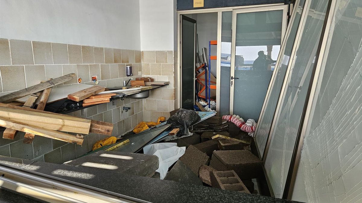 Desperfectos ocasionados por el oleaje en la costa de Candelaria, Tenerife, este miércoles.