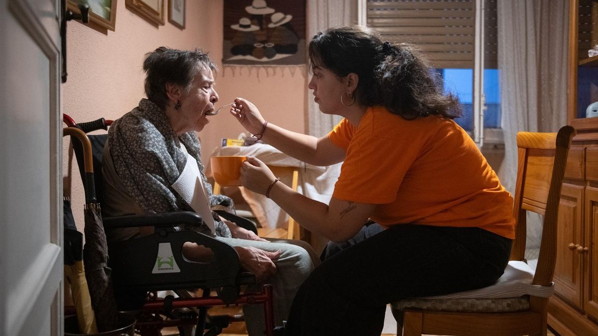 EuropaPress 7792958 mujer ayuda comer maricarmen mientras espera casa ejecute impida desahucio