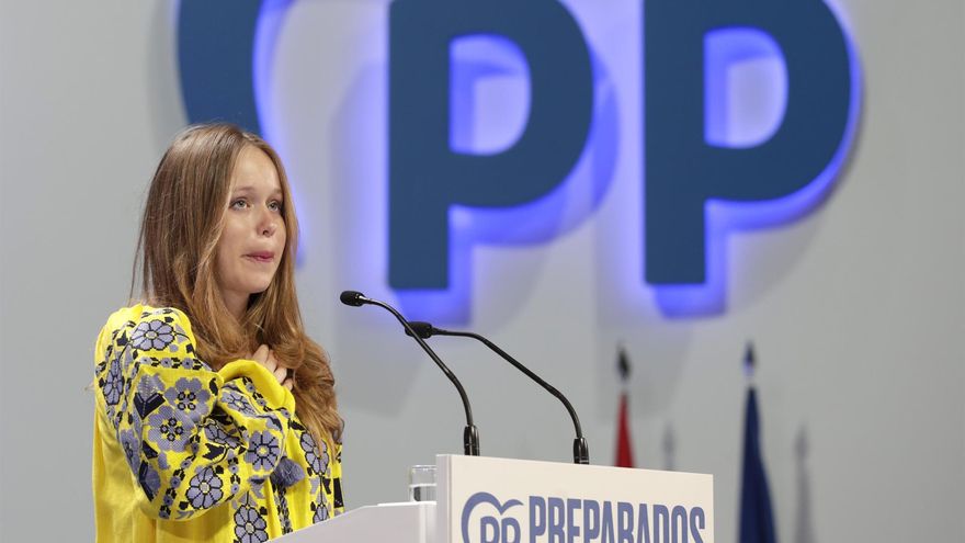 La diputada ucrania Lisa Yasko, de 31 años, se dirige al plenario en un homenaje a Ucrania que ha tenido lugar en la segunda jornada del XX Congreso Nacional del PP que se celebra en Sevilla.