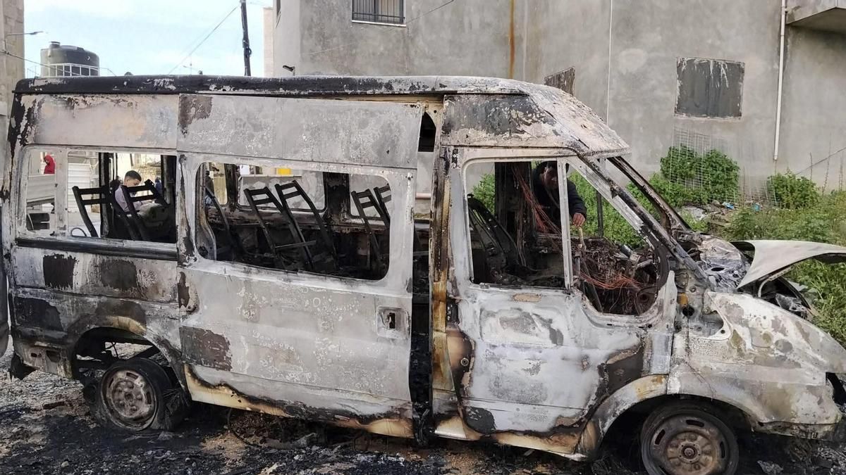 Al menos 12 palestinos heridos y coches quemados en una noche de ataques de colonos israelíes en Cisjordania