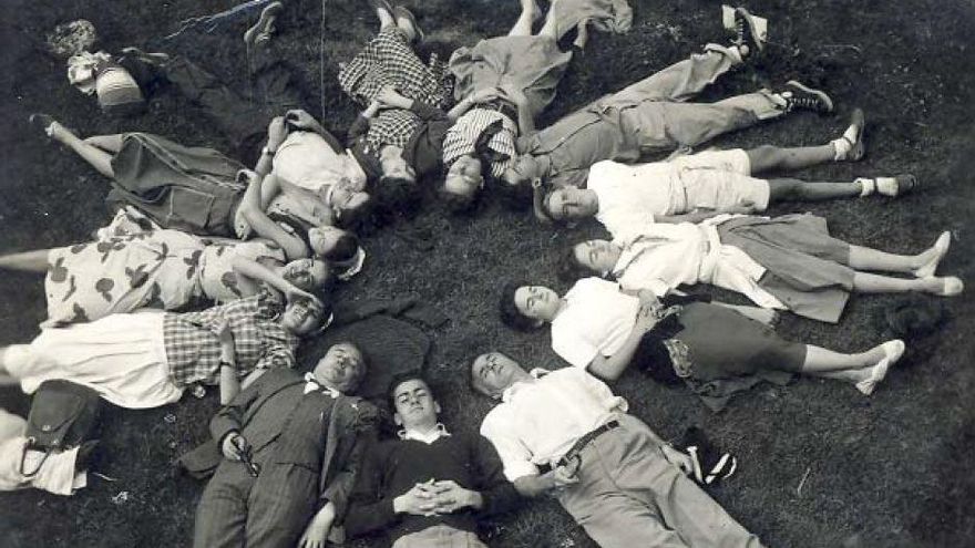 Miguel Catalán junto con profesores y estudiantes del Colegio Estudio.