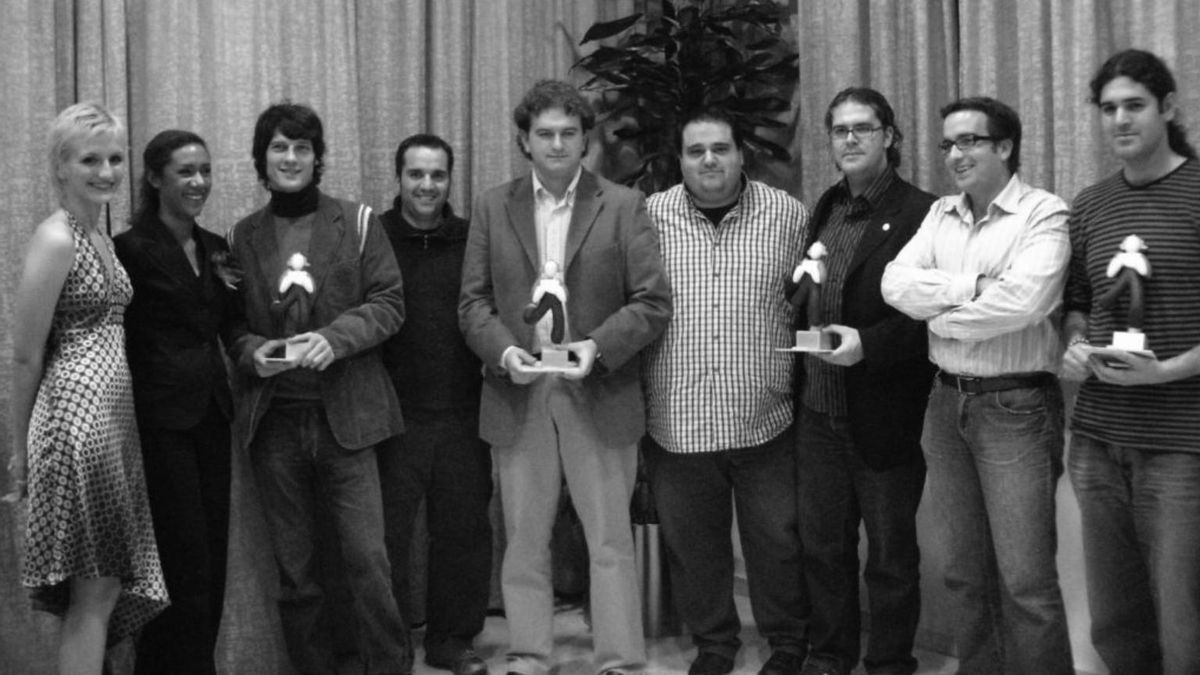 Josep Lanuza, cuarto por la derecha, en una cena del Consell Valencià de la Joventut.