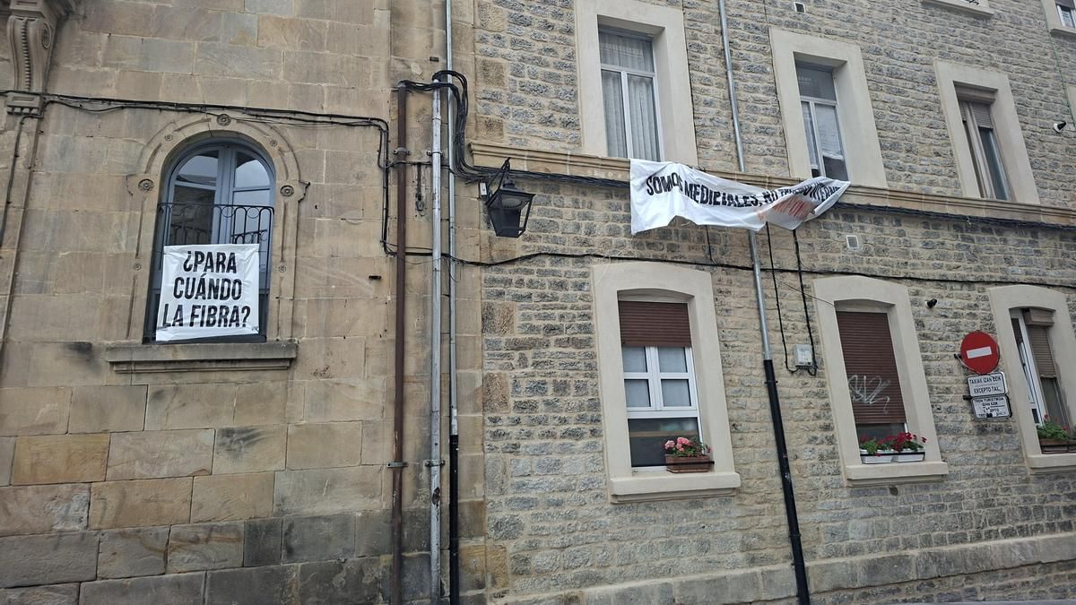 Los vecinos del Casco Viejo de Vitoria exigen fibra óptica: "Somos medievales, no tenemos Internet"