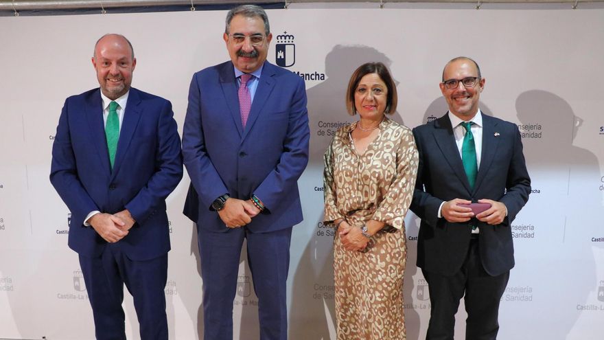 El consejero de Sanidad, Jesús Fernández Sanz, preside, en el Hospital Universitario de Guadalajara, el acto de presentación de la nueva directora de la Gerencia de Área Integrada de Guadalajara, Elena Martín. (Fotos: JCCM)
