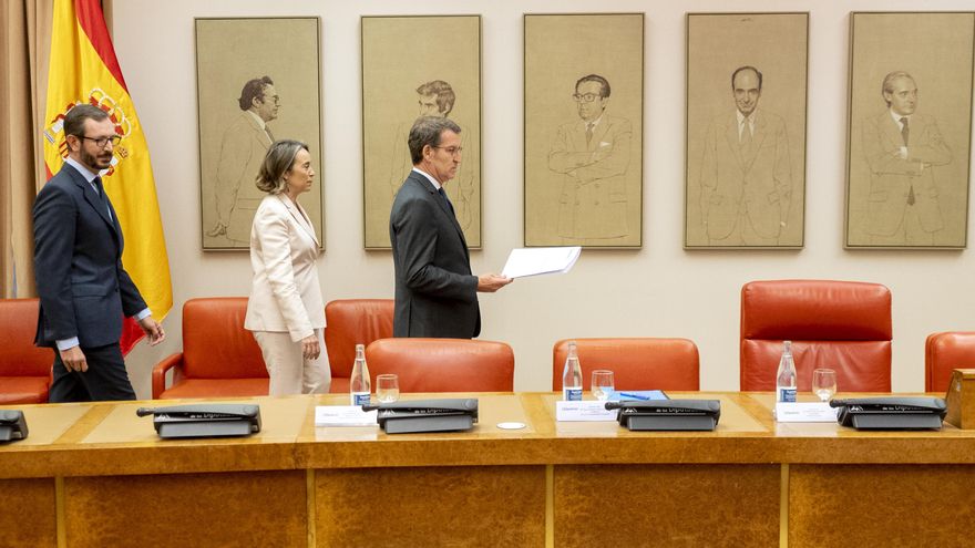 (I-D) El portavoz del PP en el Senado, Javier Maroto; la secretaria general y portavoz del PP, Cuca Gamarra y el presidente del PP, Alberto Núñez Feijóo, a su llegada a la reunión plenaria con la dirección de los Grupos Parlamentarios del Congreso y del S