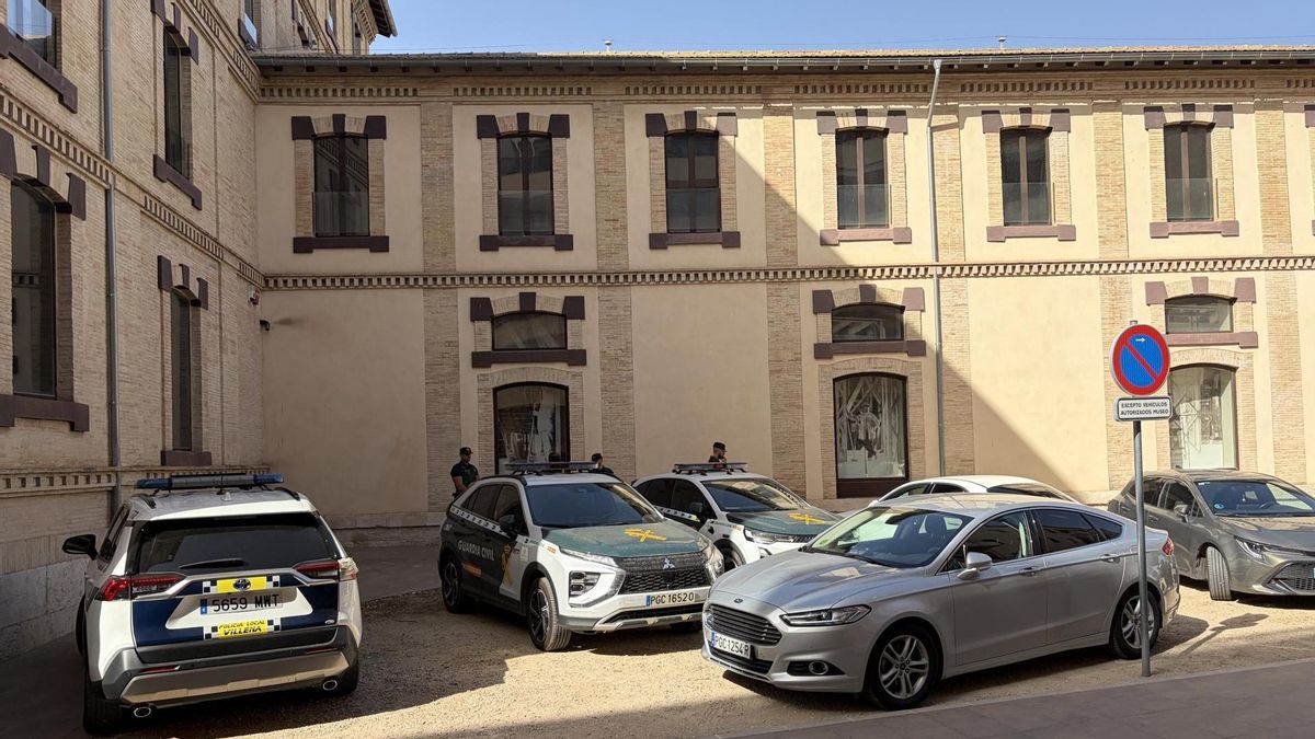 La Guàrdia Civil, aquest dijous al Museu de Villena (MUVI) després del robatori perpetrat 