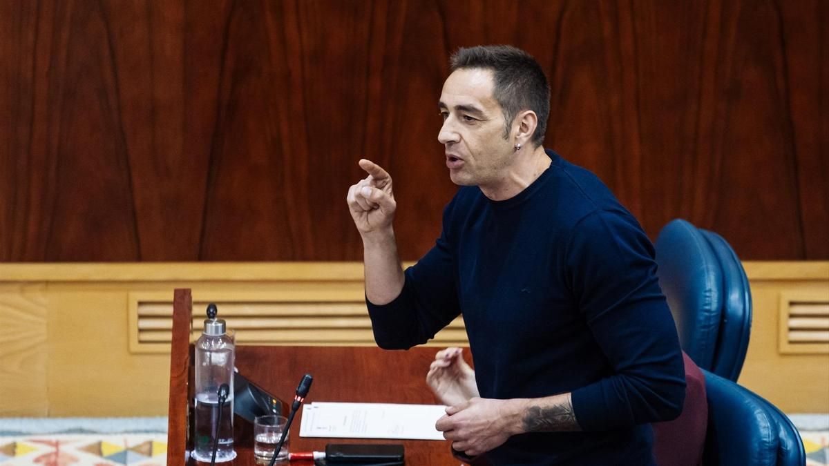 Diputados de Más Madrid y PSOE critican que Emilio Delgado diga que no hay que "invisibilizar" a las personas heterosexuales y él se disculpa