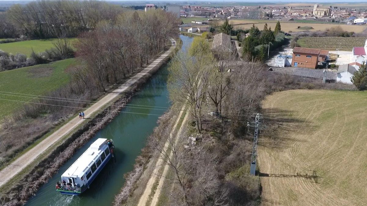 La villa medieval que destaca por su patrimonio religioso y cuenta con el único tramo navegable del Camino de Santiago