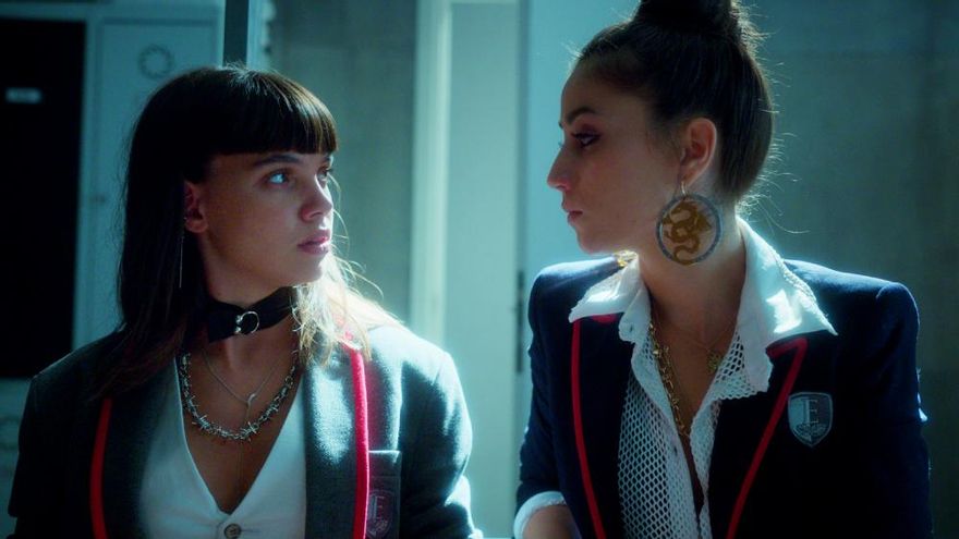 Acercamiento entre Rebe (Claudia Salas) y Mencía (Martina Cariddi)