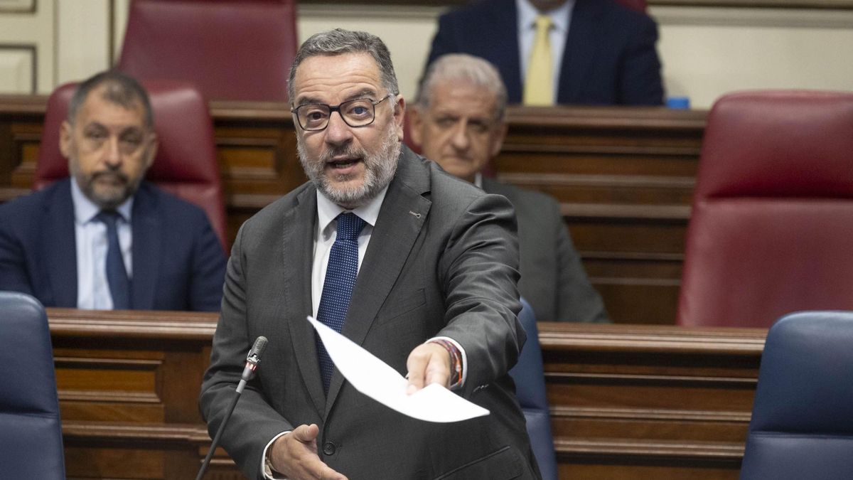 El consejero de Educación, Formación Profesional, Actividad Física y Deportes, Poli to Suárez, durante su intervención en el pleno del Parlamento de Canarias este martes. EFE/Miguel Barreto