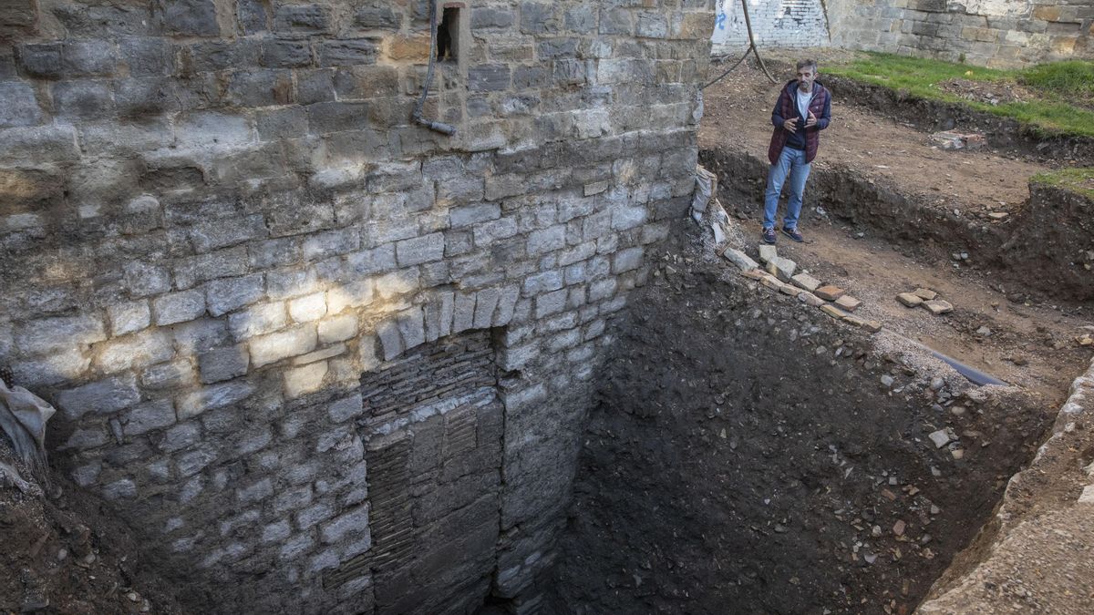 Una excavación saca a la luz una puerta medieval enterrada en la trasera de la Catedral de Pamplona