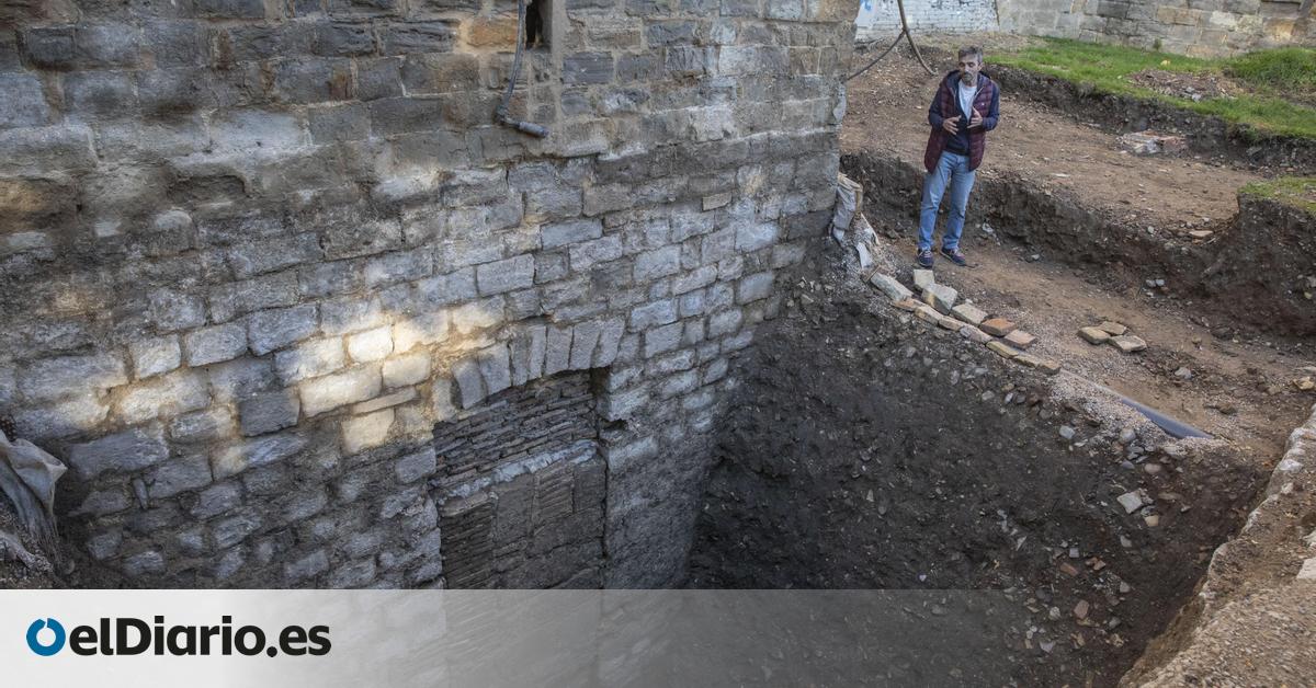 Una excavación saca a la luz una puerta medieval enterrada en la trasera de la Catedral de Pamplona
