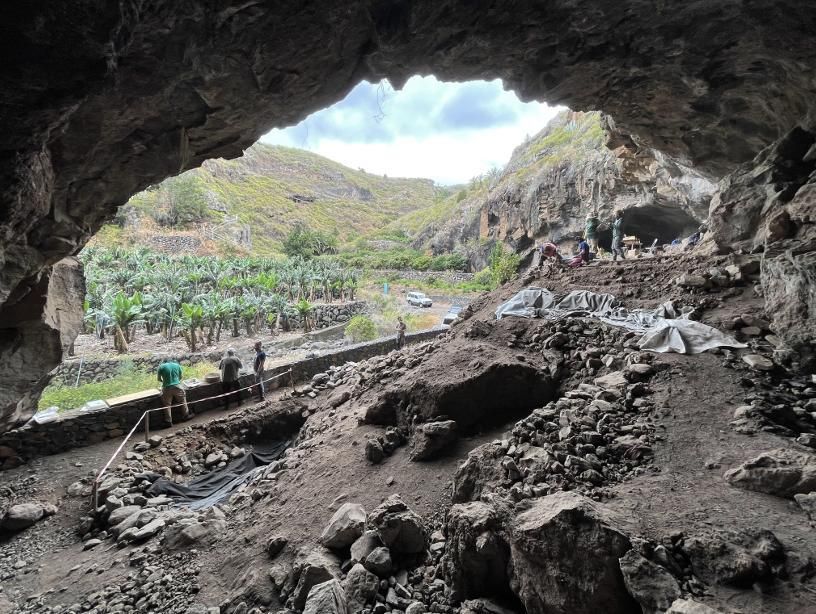 Equipo de excavación junto al corte estratigráfico del Área B en la campaña de 2025 (Foto Jorge Pais Pais).