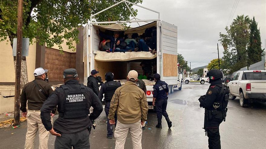 Descubren a 266 migrantes en camiones en norteño estado mexicano
