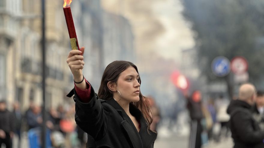 Rojos contra azules: GKS y las juventudes de Sortu exhiben en las calles de Vitoria su fuerza por separado