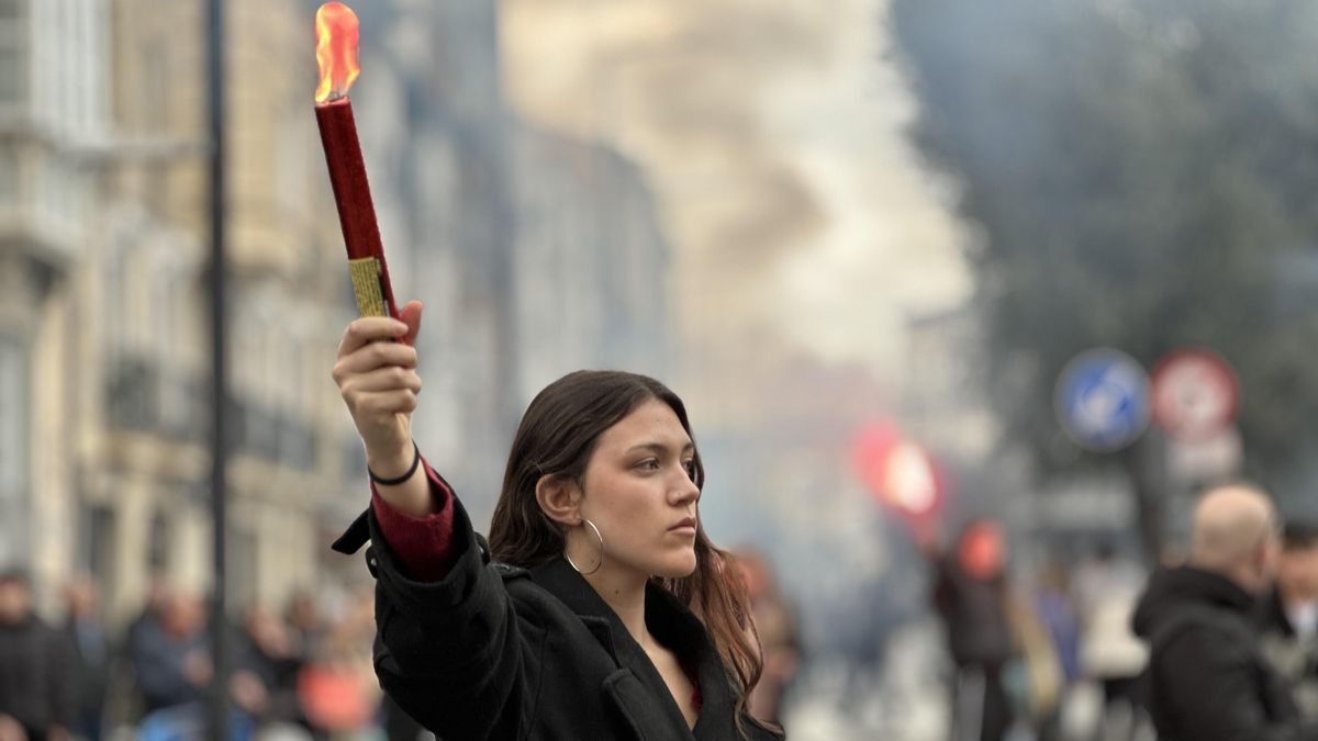 Rojos contra azules: GKS y las juventudes de Sortu exhiben en las calles de Vitoria su fuerza por separado