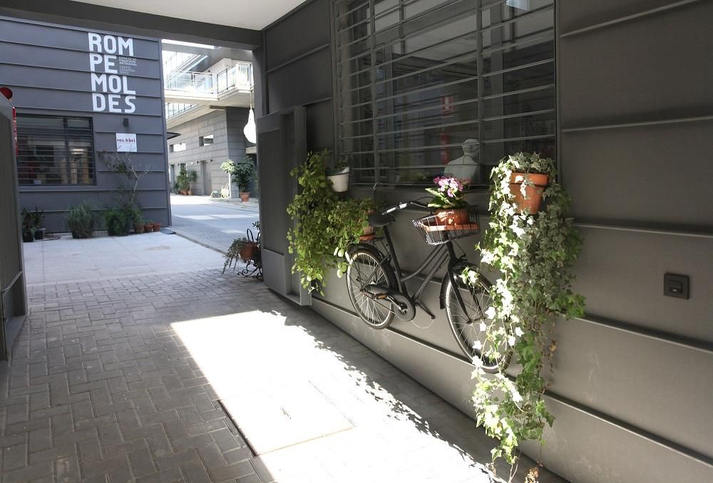 La Calle San Luis de Sevilla acoge este conjunto de talleres especializados.