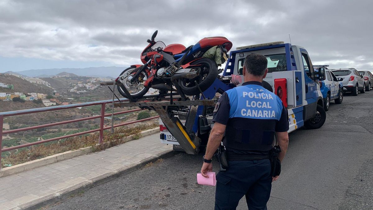 La Policía Local retira una moto abandonada en una calle de la capial grancanaria.