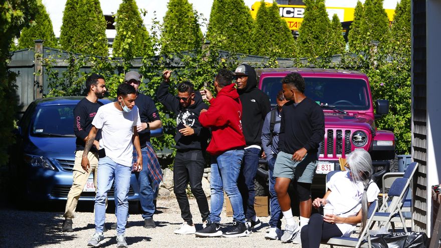 Migrantes enviados a la isla de Massachusetts serán trasladados a una base militar