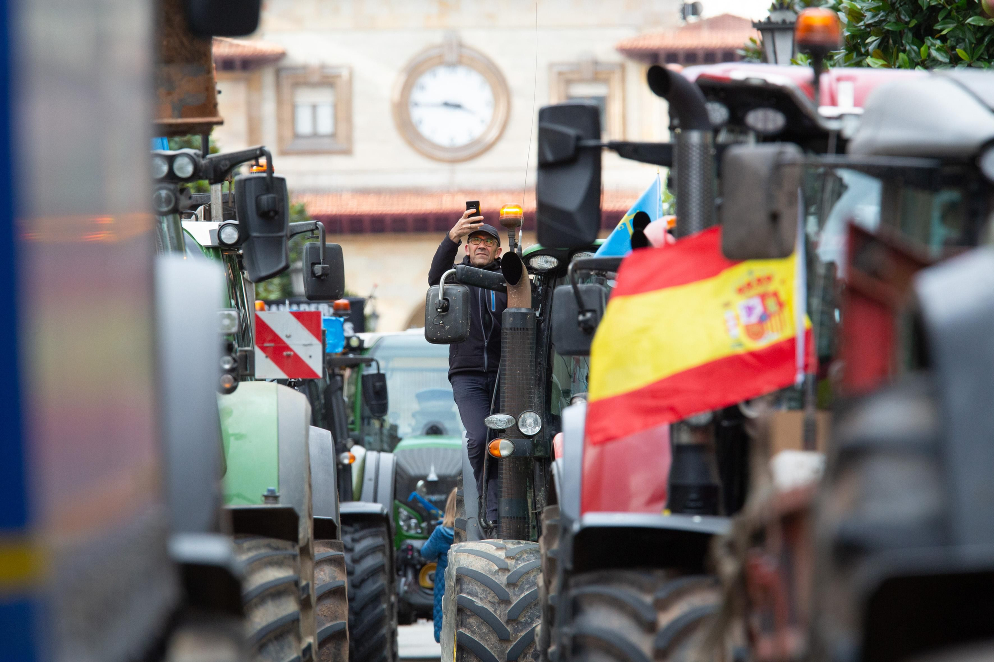 Tractores aparcados esta tarde en la calle Uría