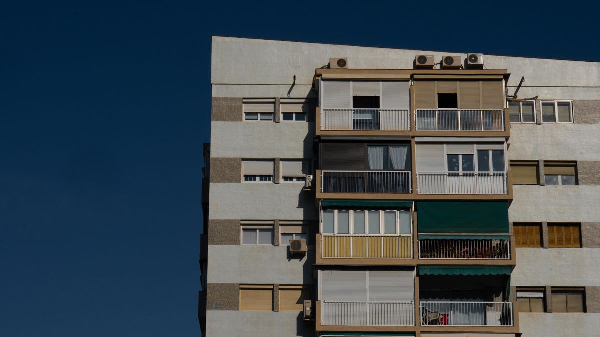Imagen de archivo de la fachada de un edificio de viviendas vista desde el mirador del Poble Sec