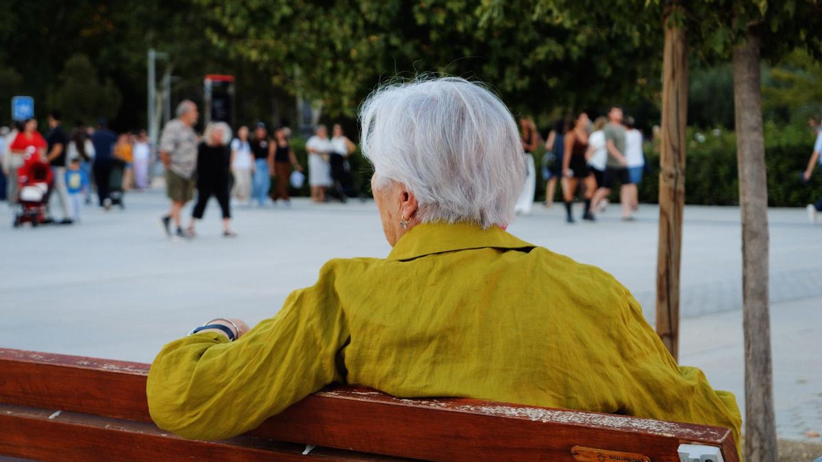 Una mujer en un banco