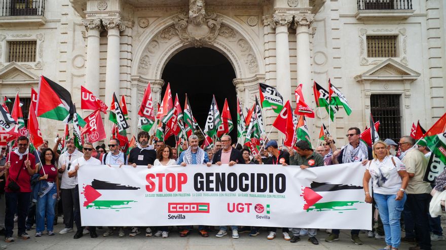 Integrantes de CCOO y UGT protestan ante la puerta del Rectorado de la Universidad de Sevilla.