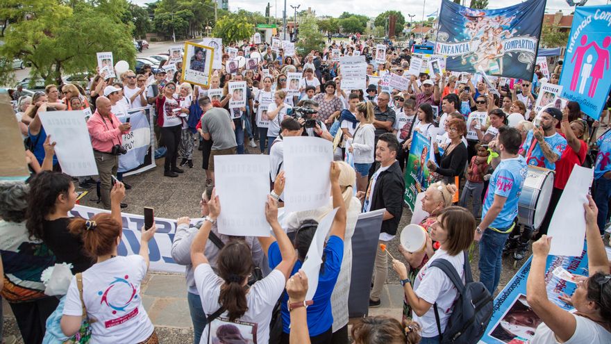 Con ánimos crispados en la calle, la calma la llevó la familia de Lucio