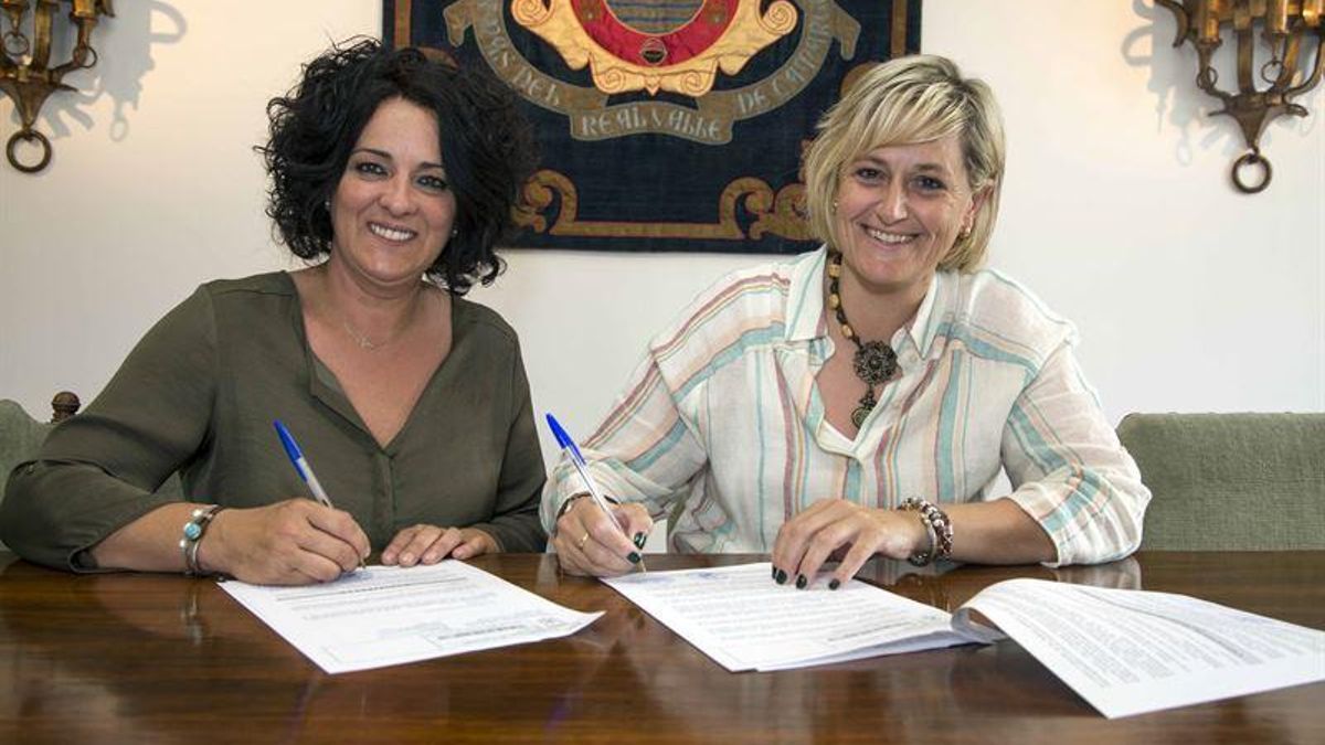 La alcaldesa de Camargo, Esther Bolado, y la presidenta de la Junta Vecinal de Escobedo, María Ángeles Vía.