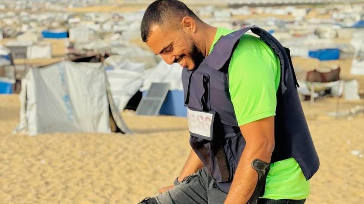 El periodista Hazem Suleiman en un campo de desplazados en Gaza