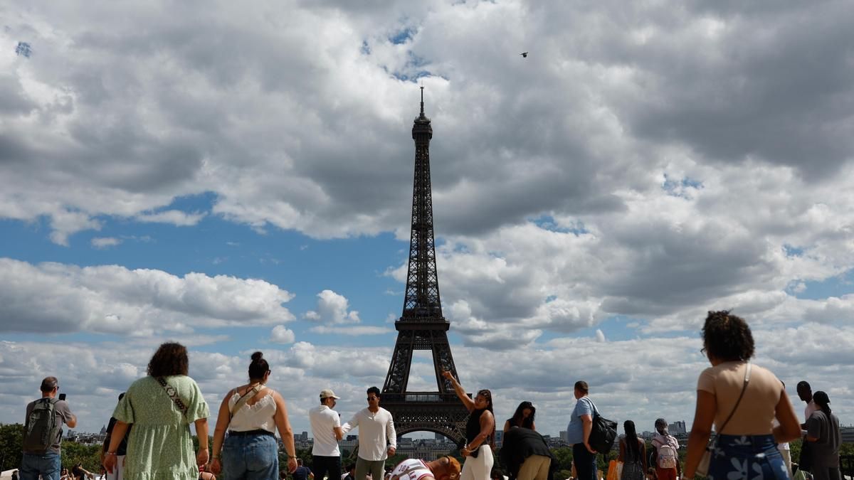Dimite el director de la Torre Eiffel tras la exclusión de sus trabajadoras en una visita ultrarreligiosa