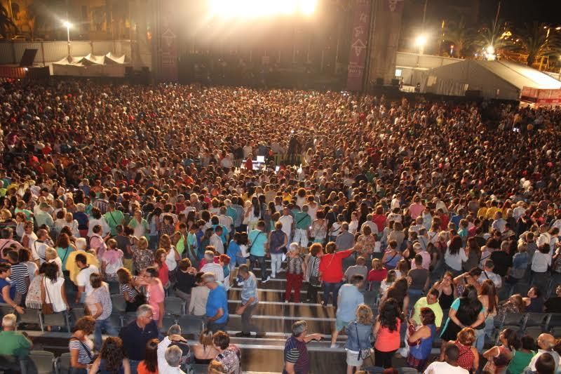 Unas 9.000 personas, según datos oficiales, asistieron al concierto 'Todo tiene su hora tour’ de Juan Luis Guerra. Foto: JOSÉ AYUT.