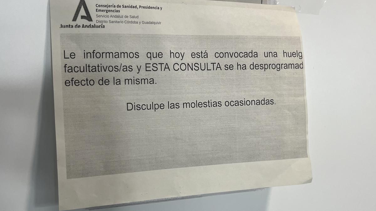 Cartel sobre la huelga en la puerta de una consulta