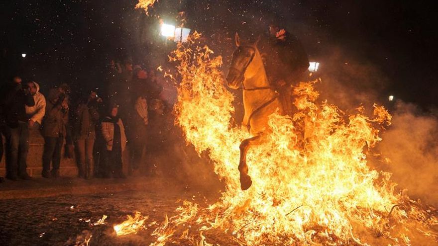 San Bartolomé (Ávila) revive las "luminarias", inmersa en el humo purificador