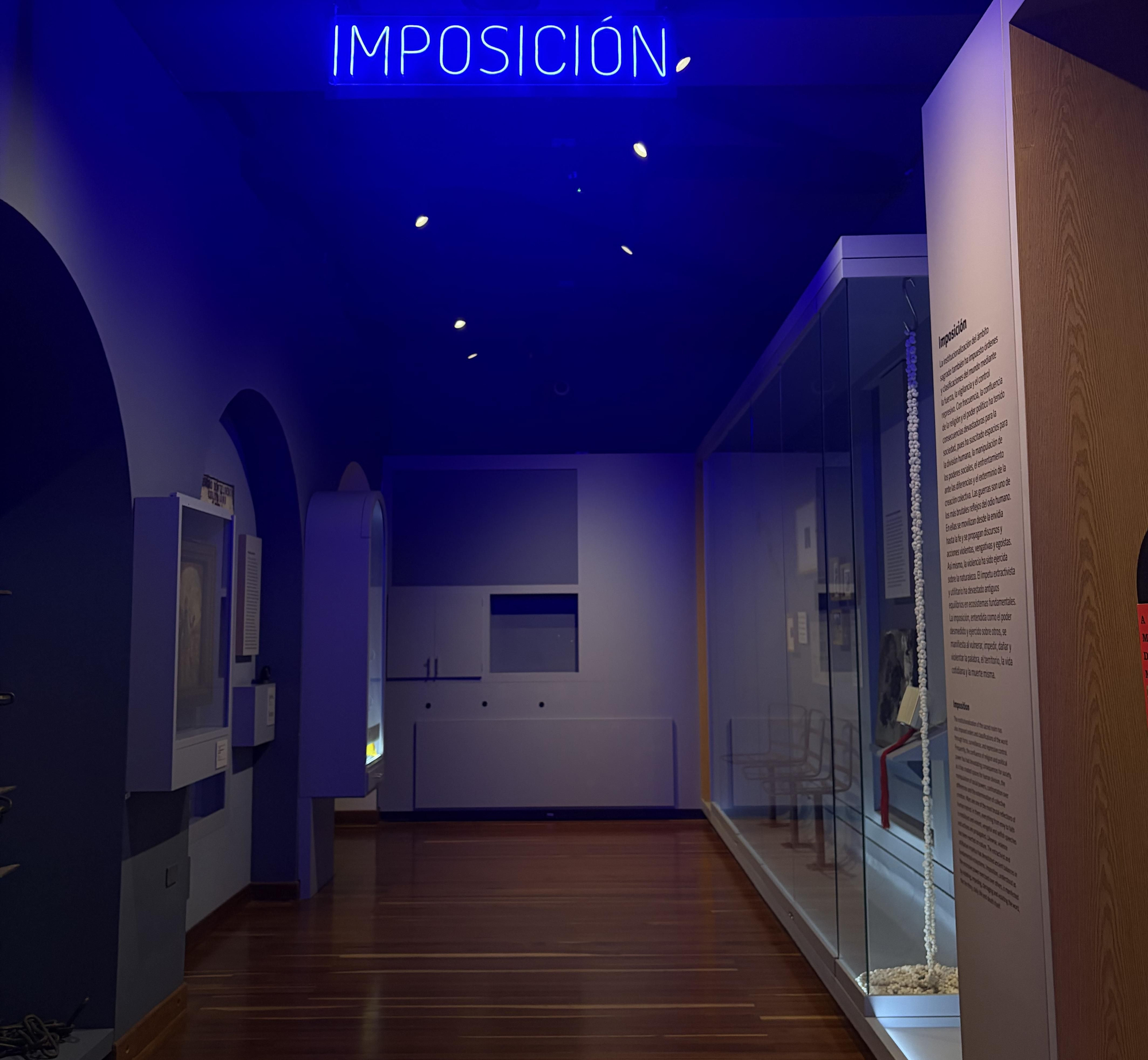 Una pared desierta en la sala “Fuerza, fe y sustancia” dedicado a la relación entre religión, política y control en Colombia, en el Museo Nacional de Bogotá