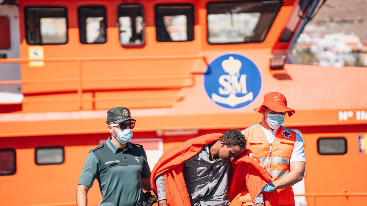 Llegada de una patera al puerto de San Sebastián de la Gomera, a 10 de octubre de 2024, en San Sebastián de la Gomera, Islas Canarias (España). Dos embarcaciones con unos 106 migrantes llegan a Canarias y son trasladados hasta el muelle de La Restinga, en