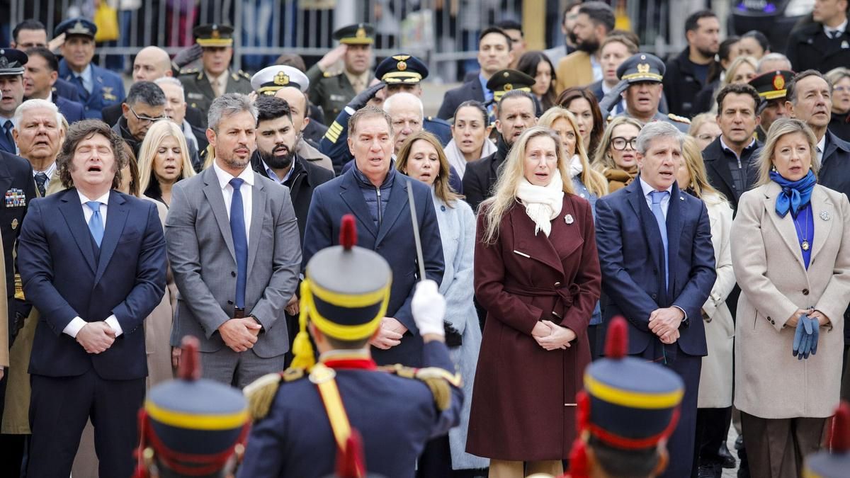 Javier Milei junto a todo el gabinete durante el acto por el 17 de agosto en Plaza San Martín