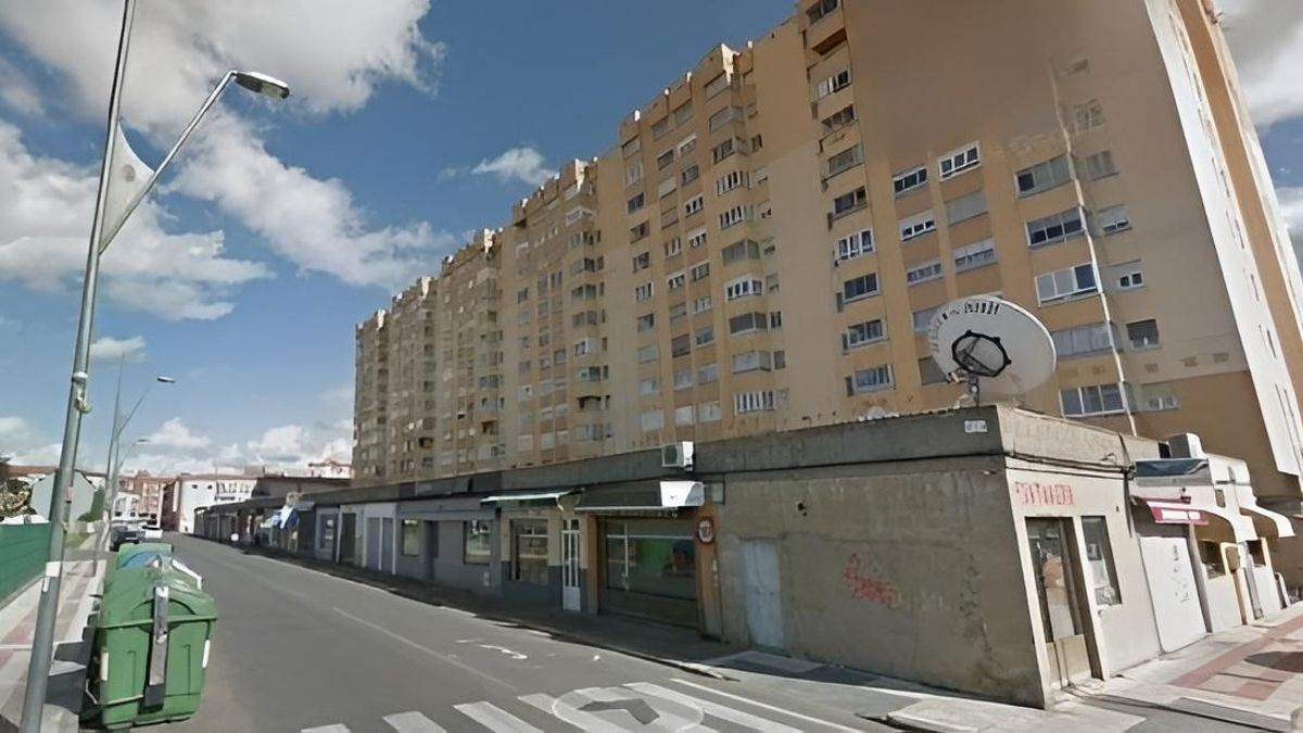 Un hombre fallece atrapado debajo de una furgoneta en el pasaje comercial de Pinilla
