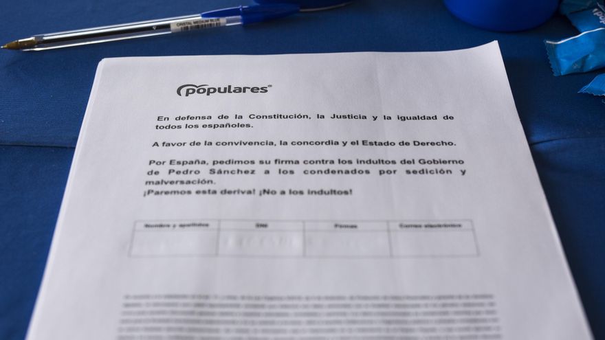 Un documento del Partido Popular pide la firma de los ciudadanos contra los indultos a los presos del ‘procés’ en Puente de Vallecas, a 9 de junio de 2021, en Madrid (archivo).