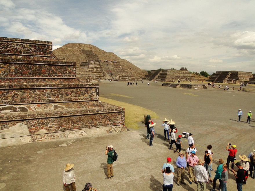 La Pirámide del Sol desde la Calzada de Los Muertos.