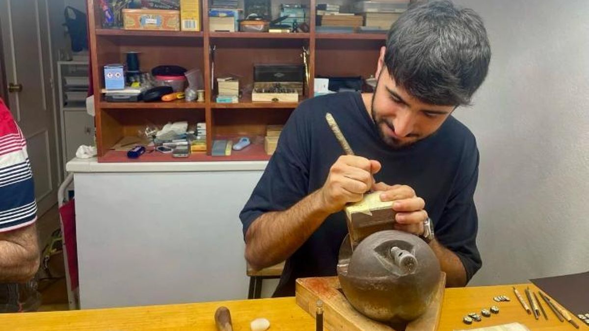 El damasquinador más joven de Toledo, con 26 años, Marcos Esteban, trabaja en el taller en septiembre de 2025