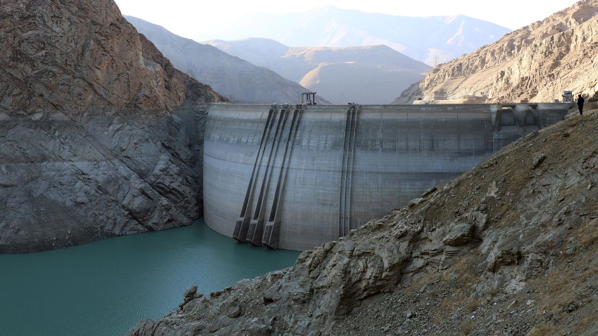 En la imagen del pasado año, la presa Amir-Kabir muestra signos evidentes de sequía en la provincia de Elburz, norte de Irán. 