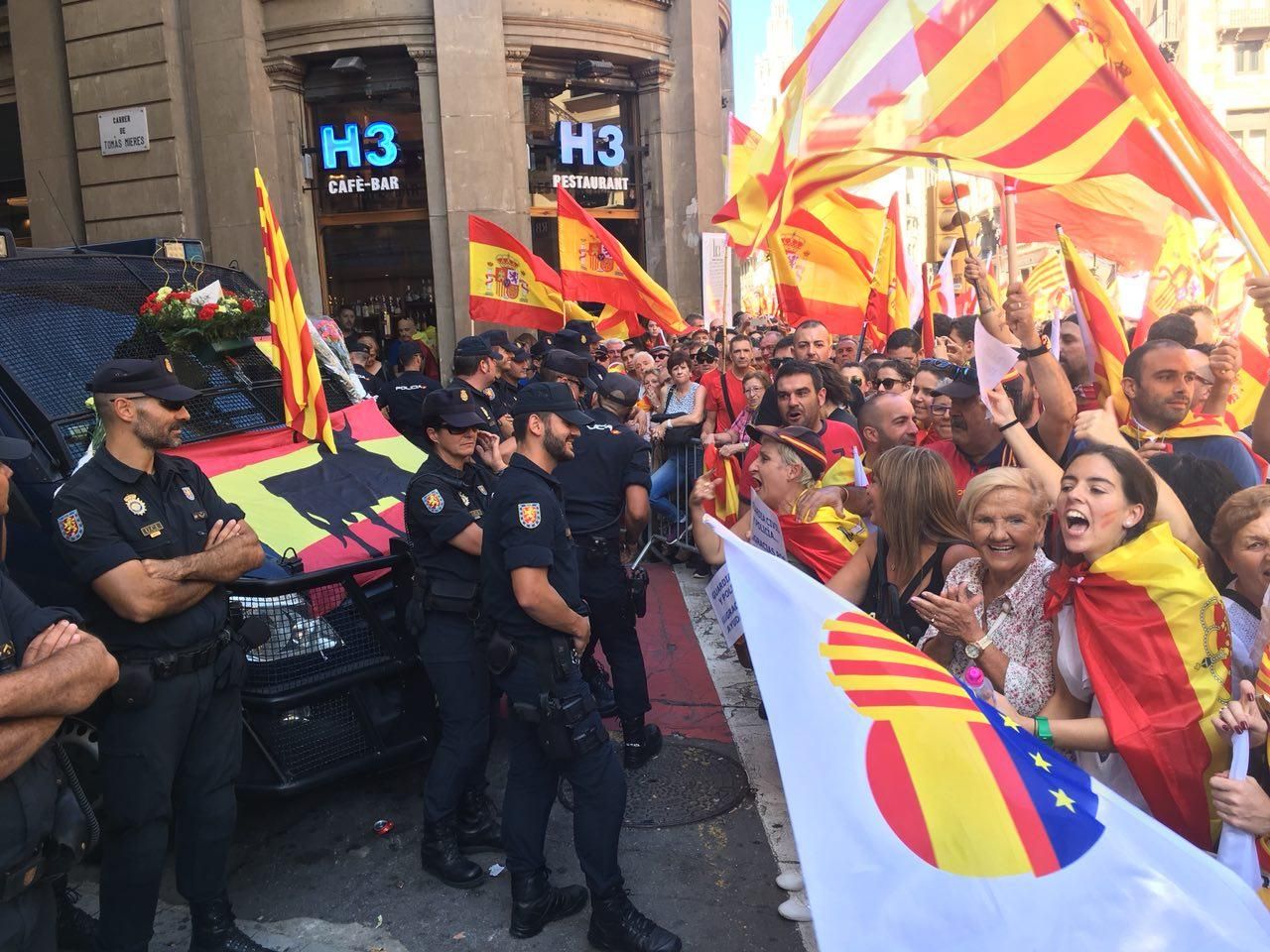 Manifestantes con banderas de España en la manifestación de este domingo en Barcelona