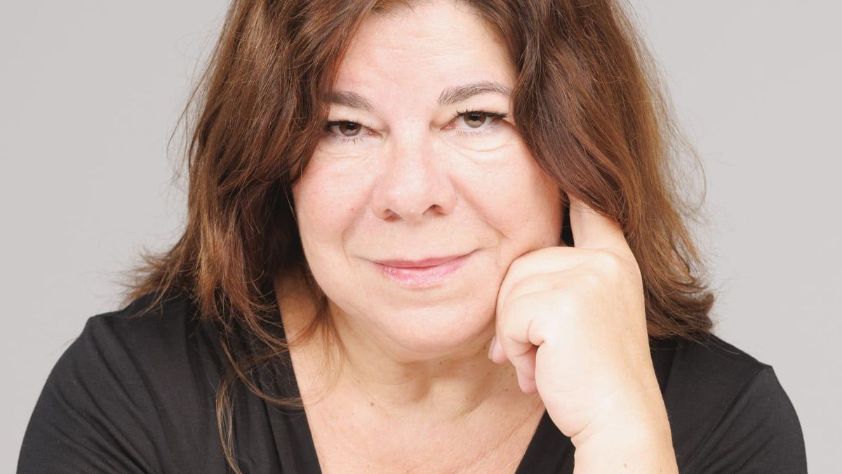 La poeta y periodista Lara López.