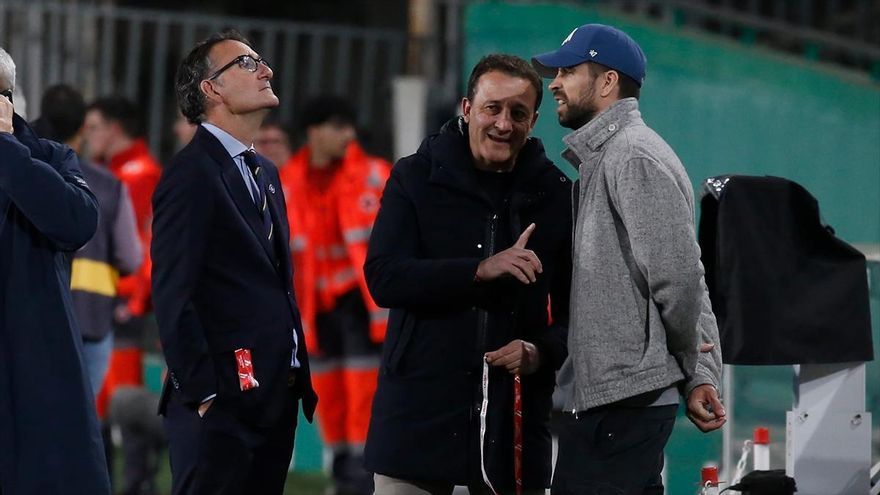 Gerard Piqué junto a César Sánchez