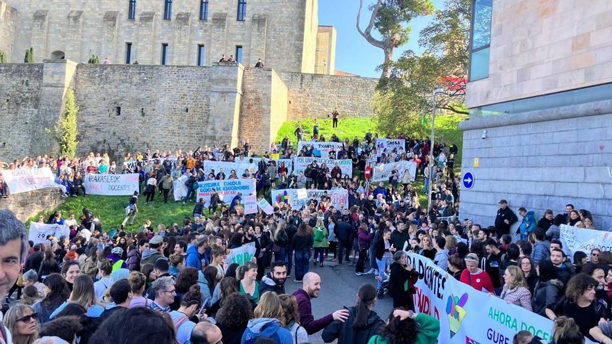 El profesorado de la enseñanza pública se manifiesta en Navarra en una nueva jornada de huelga