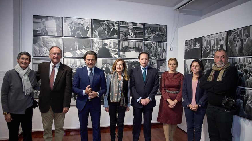 El presidente del Parlamento, Gustavo Matos, inaugura la exposición ‘Tres miradas. Un recorrido fotográfico por 40 años de Parlamento de Canarias’ en Madrid
