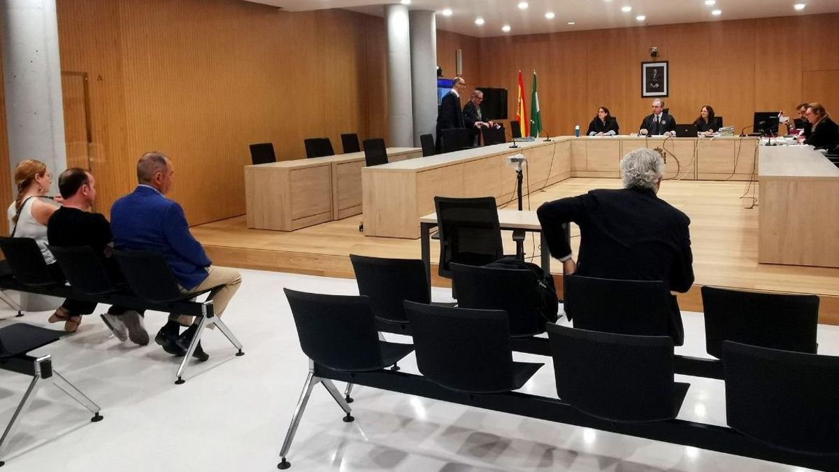 Los acusados, ante el tribunal.
